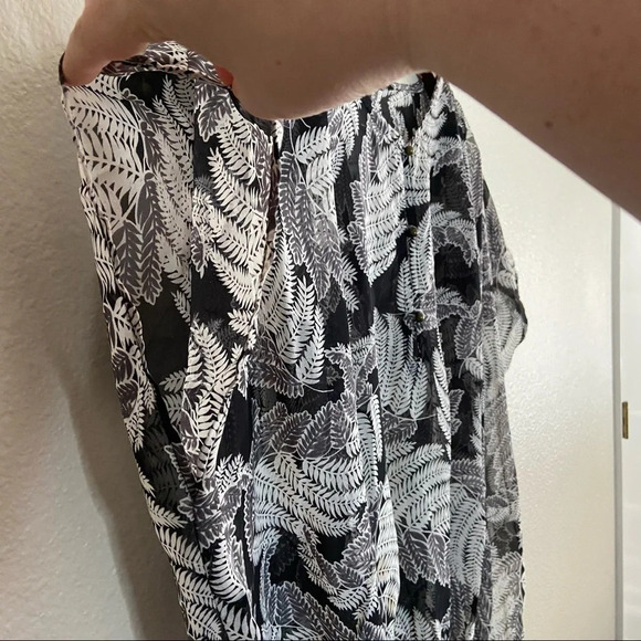 Sheer Blouse Relaxed Short Sleeve Fern Pattern Button Size Medium TS7880-01-01 - Picture 9 of 12